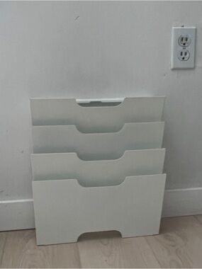 IKEA KVISSLÉ White magazine rack or file folder.  Like new!